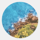 Felsen im Meer, über Sicht 1 Runder Aufkleber (Vorderseite)