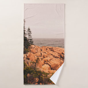 Felsen und Bäume an der Maine Küste in Acadia N Badehandtuch