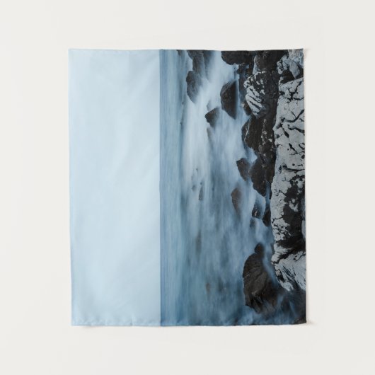 Felsenküste mit wenig Wasser Wandteppich (Vorderseite)