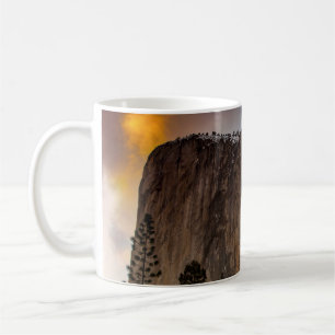FELSFORMATION MIT LAVA WÄHREND DES TAGES KAFFEETASSE