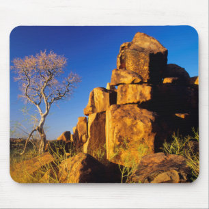 Felsformation und Baum, Spielplatz des Riesen Mousepad