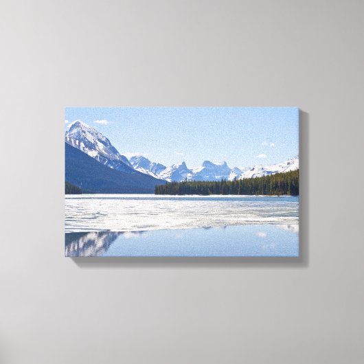 Felsgebirge, die im Maligner See reflektieren Leinwanddruck (Vorderseite)