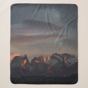 FELSGEBIRGE UNTER GRAUEN WOLKEN SHERPADECKE