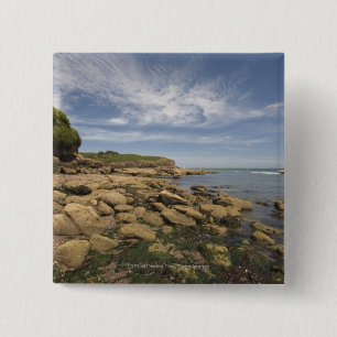 Felsige Küste mit dem Motorboot-Reisen Button