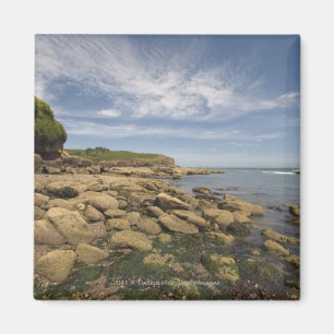 Felsige Küste mit dem Motorboot-Reisen Magnet