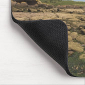Felsige Küste mit dem Motorboot-Reisen Mousepad (Ecke)