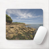 Felsige Küste mit dem Motorboot-Reisen Mousepad (Mit Mouse)