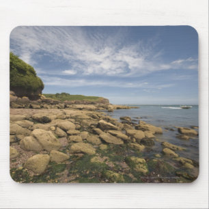Felsige Küste mit dem Motorboot-Reisen Mousepad