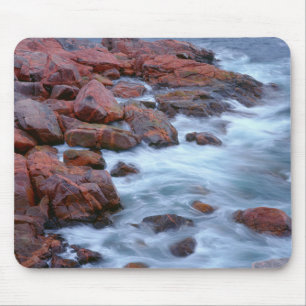 Felsige Küstenlinie mit Wasser, Kanada Mousepad