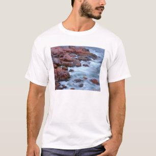 Felsige Küstenlinie mit Wasser, Kanada T-Shirt