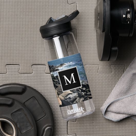 Felsige Meeresküste Einzelne große Initiale in sch Trinkflasche (Fitnessstudio (gedreht))