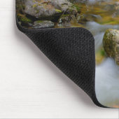 Felsiges Waldnebenfluß mousepad (Ecke)