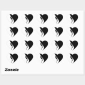 Felskletterer erobert eine schiere Klippe. Herz-Aufkleber (Blatt)