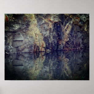 Felsklippenwand Reflektionen im Teich 2 Poster