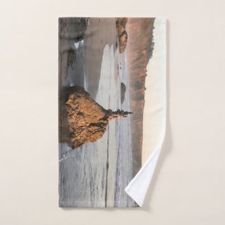 Felsskulptur am Strand in Big Sur, Kalifornien Handtuch