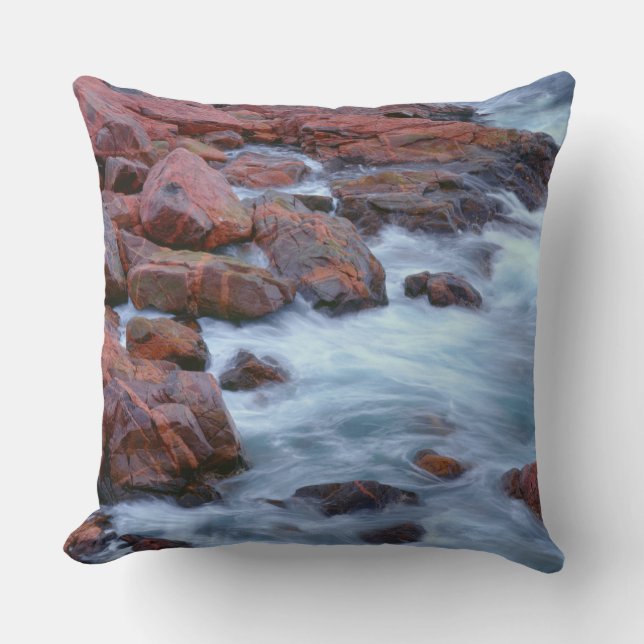 Felsstrand mit Wasser, Kanada Kissen (Vorderseite)