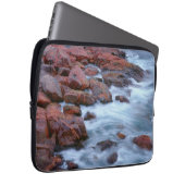 Felsstrand mit Wasser, Kanada Laptopschutzhülle (Vorne Rechts)