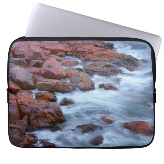 Felsstrand mit Wasser, Kanada Laptopschutzhülle (Vorderseite)