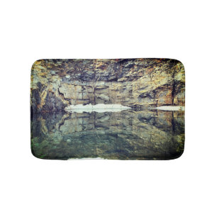 Felswand Reflektionen im Teich 3 Natur Badematte