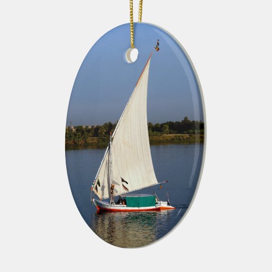 Felucca segelt entlang des Nils - Assuan, Ägypten Keramik Ornament (Links)