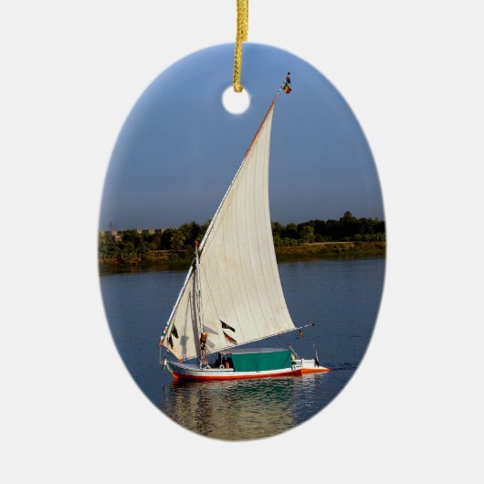 Felucca segelt entlang des Nils - Assuan, Ägypten Keramik Ornament (Vorne)
