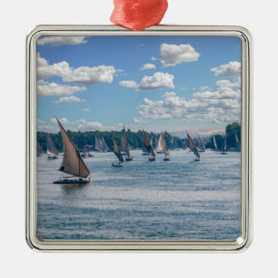 Feluccas segeln entlang des Nils - Assuan, Ägypten Ornament Aus Metall