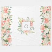Feminine Blumenmuster mit Ihrem Monogramm Fleecedecke (Vorderseite (Horizontal))