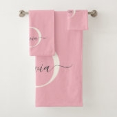 Feminine Blush Pink Gray Monogram Script Name Chic Badhandtuch Set (Insitu)