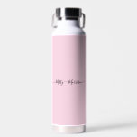 Feminine Minimalistisch Modern Pink Script Individ Trinkflasche<br><div class="desc">Ein schlichtes, stylisches individuelle Name-Typografie-Design in einem lässigen Skript-Schriftart in schwarz auf pastellrosa. Das perfekte Element für den trendigen Minimalisten. Ein auf Trend maßgeschneidertes Geschenk oder Accessoire für jeden Anlass. Debra Valencia, eine visionäre Oberflächenmuster-Künstlerin, Produktdesignerin und Unternehmerin mit Leidenschaft für Weltreisen, Handwerkstraditionen, Pop-Kunst und Mode-Trend, hat ihren eigenen Stil in...</div>