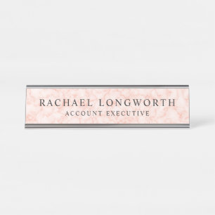 Feminine rosa Marmormuster mit Namen und Titel Schreibtischnamensplakette