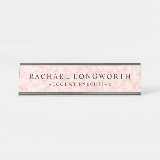 Feminine rosa Marmormuster mit Namen und Titel Schreibtischnamensplakette (Vorderseite )