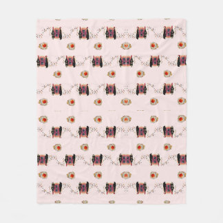 Feminine Surrealism in Warm Tones Fleecedecke