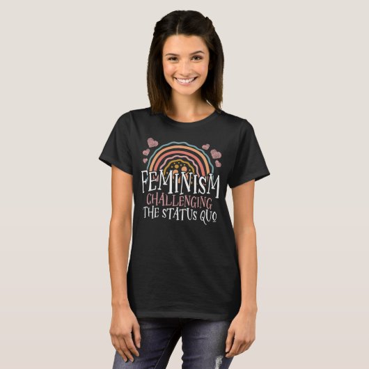 Feminismus im Hintergrund, der den Status Quo Femi T-Shirt (Vorne ganz)