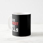Feminist hat Balls Feminismus Kaffeetasse (Vorderseite Links)