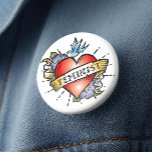 Feministin Button<br><div class="desc">Feminist Button - Dieser ultra coole Pinback Knopf weist ein realistisches Tattooherz mit einem Vintagen Banner und dem Wort Feminist auf. Eine phantastische Geschenkidee für junge Frauen. Stylen Sie auf,  nehmen Sie den Tag und zeigen Sie,  wer mit diesem sehr coolen feministischen Knopf an der Spitze ist.</div>