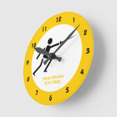 Fencer-schwarze Silhouette mit Schwert-Zement-Brau Runde Wanduhr (Winkel)