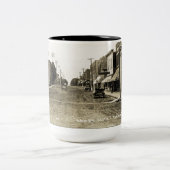 Fenimore Wisconsin South Main Street Circa 1900 Zweifarbige Tasse (Mittel)