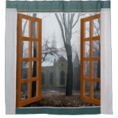 Fenster-Ansicht-Kirche durch den Winter-Nebel Duschvorhang (Vorderseite)