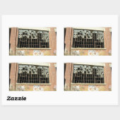 Fenster aus Backstein mit gebrochenem Glas Rechteckiger Aufkleber (Blatt)