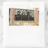 Fenster aus Backstein mit gebrochenem Glas Rechteckiger Aufkleber (Tasche)