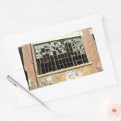 Fenster aus Backstein mit gebrochenem Glas Rechteckiger Aufkleber (Umschlag)