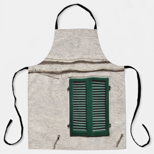 FENSTER AUS BLAUEM HOLZ AUF DER WEISSEN KONKRETEN  SCHÜRZE