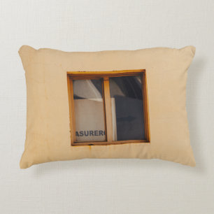 FENSTER AUS GERAHMTEM HOLZ DEKOKISSEN