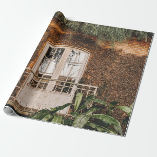 FENSTER AUS WEISSEM HOLZ AUF BROWN KONKRETE WAND GESCHENKPAPIER