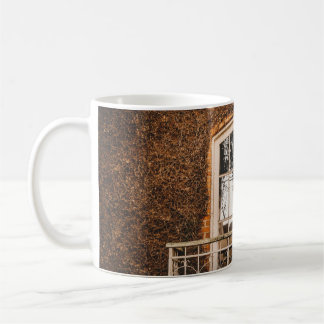 FENSTER AUS WEISSEM HOLZ AUF BROWN KONKRETE WAND KAFFEETASSE