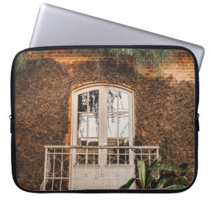 FENSTER AUS WEISSEM HOLZ AUF BROWN KONKRETE WAND LAPTOPSCHUTZHÜLLE