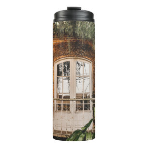 FENSTER AUS WEISSEM HOLZ AUF BROWN KONKRETE WAND THERMOSBECHER