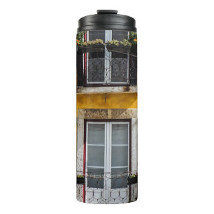 FENSTER AUS WEISSEN HOLZEN UND GELBTE WAND THERMOSBECHER