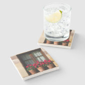 Fenster-Blumentöpfe im Dorf Steinuntersetzer (Seitenansicht)