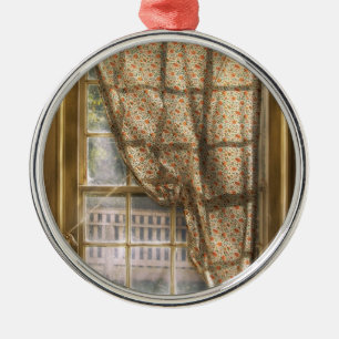 Fenster - Ein bisschen Licht hereinlassen Ornament Aus Metall